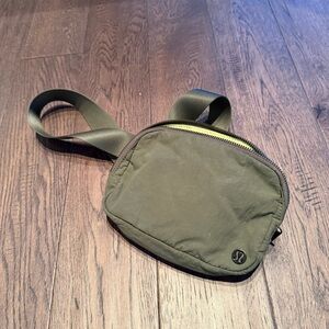 lululemon everywhere Belt Bag in Olive
